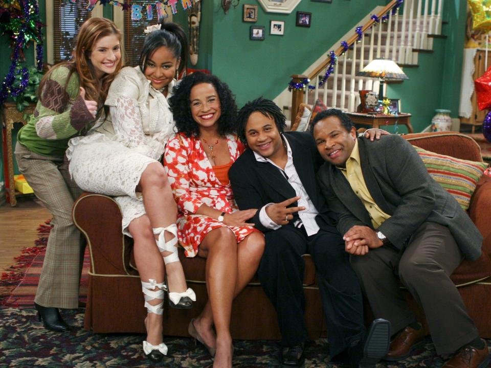 The cast of "That's So Raven" on set.