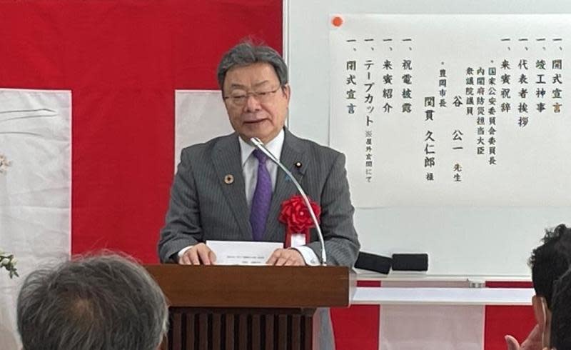 日本國家公安委員長谷公一自曝，在首相遇襲當天接獲情報後，還是先把鰻魚丼吃完了。（翻攝谷公一臉書）