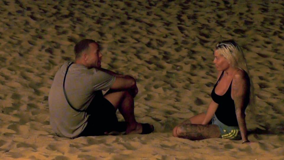 "Wenn du irgendwas interpretiert hast oder du dir Hoffnungen gemacht hast, dann tut mir das leid", erteilt Ex-"Bachelor" Andrej Mangold dem Ex-GNTM-Model Gina-Lisa Lohfink eine Abfuhr. (Bild: RTLZWEI )