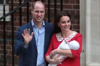 <p>¿Por qué Kate Middleton se ha recuperado tan rápido las tres veces que ha dado a luz? Algunos tienen su particular respuesta: realmente la duquesa de Cambridge nunca estuvo embarazada, sino que sus hijos nacieron de un vientre de alquiler. (Foto: Getty Images). </p>