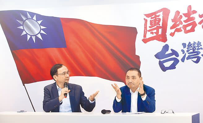 國民黨主席朱立倫（左）及總統參選人侯友宜（右）24日召開記者會否認民眾黨總統參選人柯文哲的「逼婚說」，強調政黨合作是全民共識。（范揚光攝）