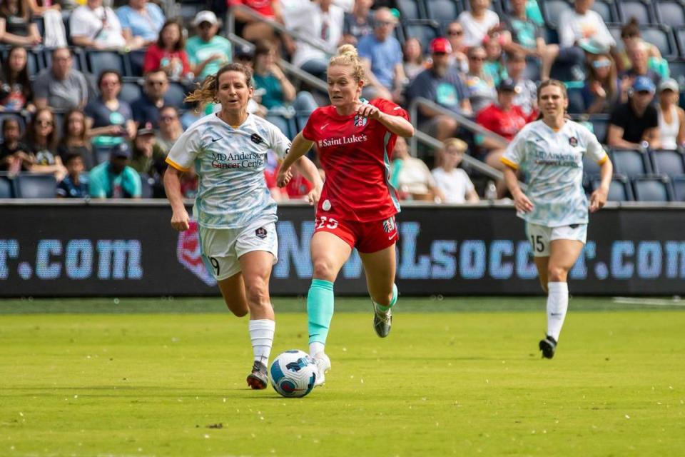 KC forward Kristen Hamilton (No. 25) splits the Houston Dash defense during the Current’s NWSL home opener last Sunday at Children’s Mercy Park in Kansas City, Kan.