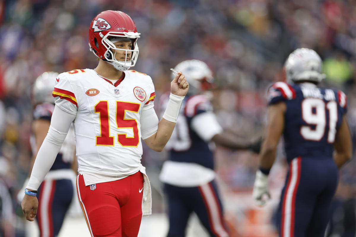 Patrick Mahomes visar frustration när Patriots snappar upp en passning efter ytterligare ett Kadarius Toney-fall