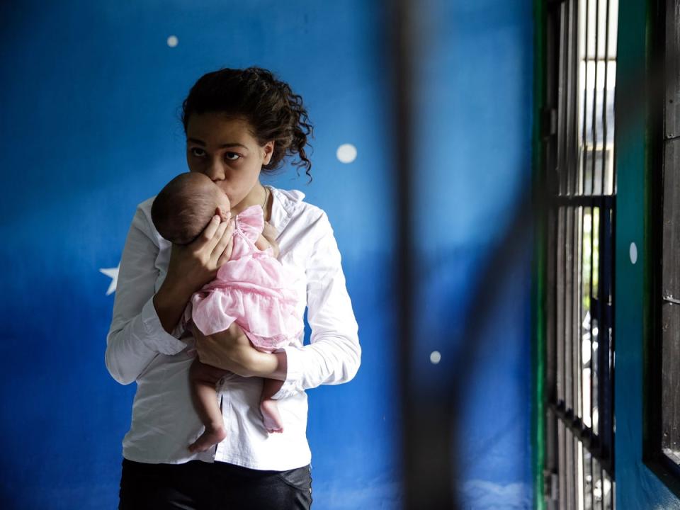 Heather Mack holds her baby daughter in a prison cell in 2015 (Getty Images)