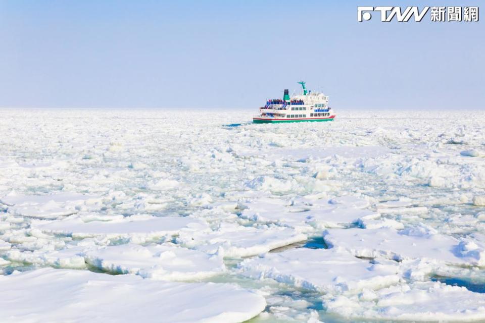 北海道冬季限定，搭破冰船出海看流冰。（圖／shutterstock.com）