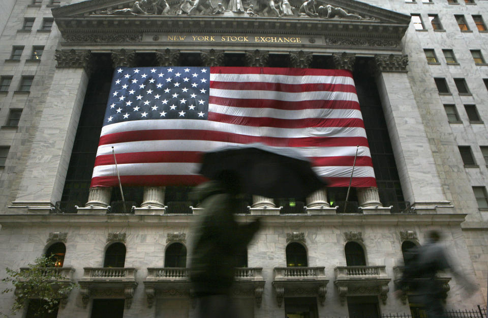 Morning commuters walk past the New York Stock Exchange October 28, 2008. U.S. stocks rose on Tuesday as investors followed Asian and European markets higher, buying shares beaten down in recent sessions and putting aside concerns about a plunge in consumer confidence.     REUTERS/Brendan McDermid (UNITED STATES)