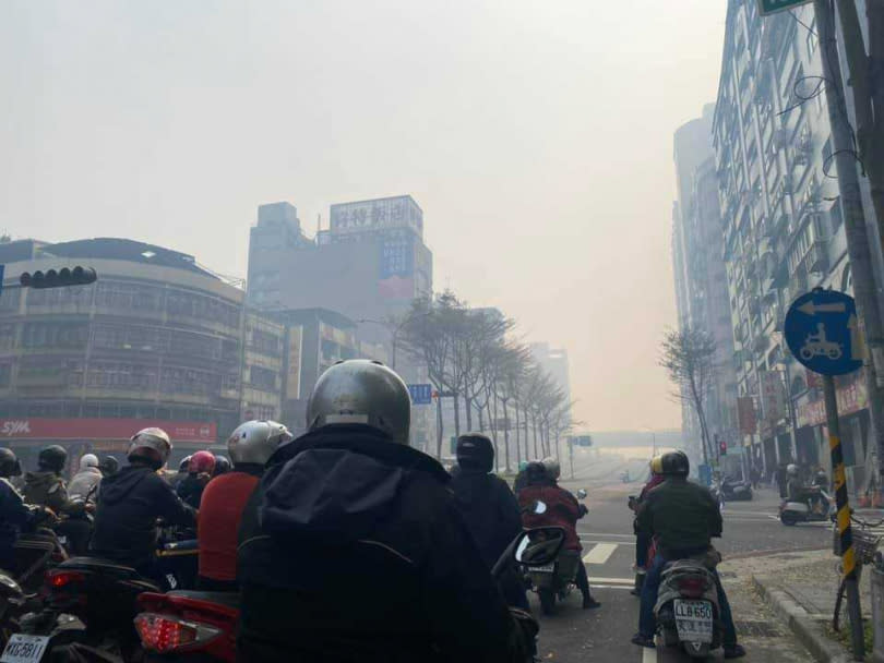 新北市三重區今日空氣明顯受到影響。（圖／我是萬華人社團）