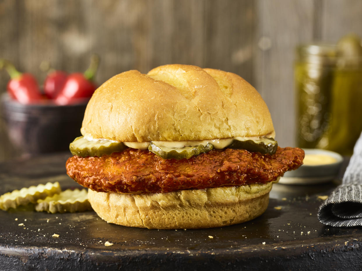 Smashburger's Scorchin’ Hot Crispy Chicken Sandwich (Courtesy: Smashburger)