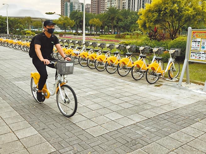 高雄YouBike最大站凹子底捷運站4號出口，若車輛滿載，沿線共有多達86輛腳踏車供民眾租借，也是全國最多車柱數的單一站點，平均每天會有400人次在此站租借。（洪浩軒攝）