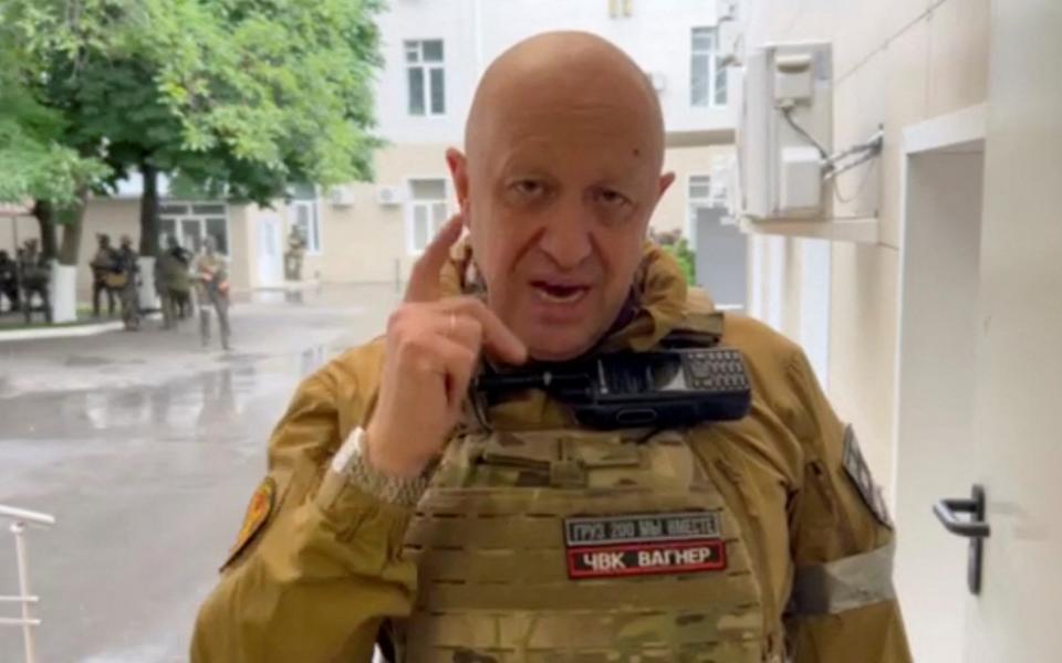 Yevgeny Prigozhin habla dentro de la sede del centro de comando militar del ejército del sur de Rusia, que afirma que el grupo Wagner ha tomado el control ahora, en un video publicado el 24 de junio.