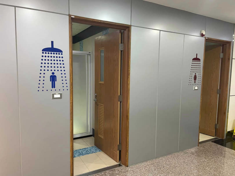 桃園機場有分男女淋浴間。（圖／翻攝自Facebook／Mr. Rabbit 歐洲行旅）