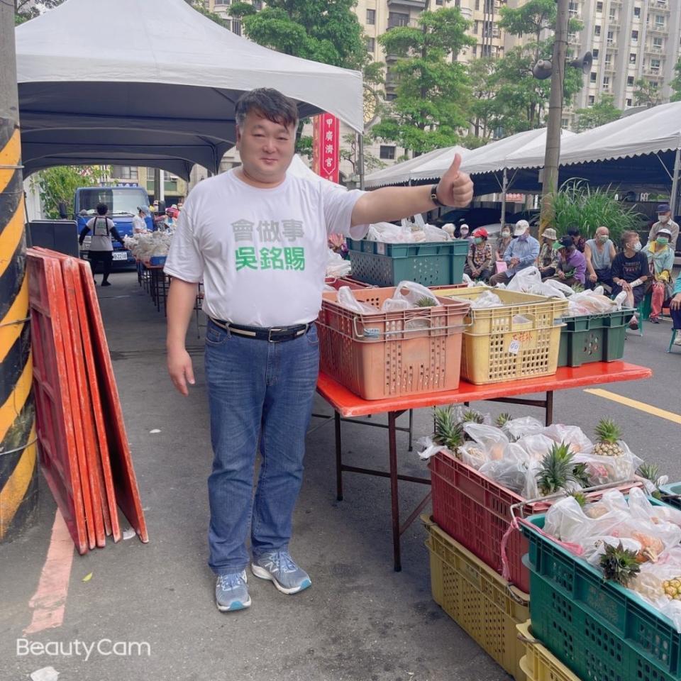 高雄市議員吳銘賜長期低調行善，廿一日下午率領服務團隊贈送物資給弱勢民眾，將溫暖送到弱勢民眾手中。（記者吳文欽攝）