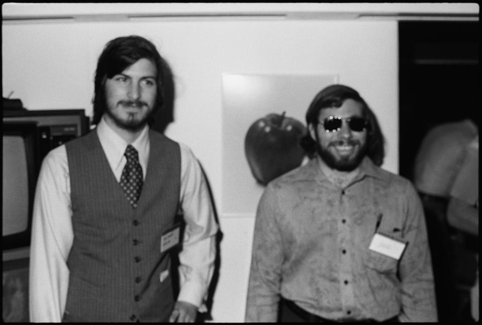 <p>Con los conocimientos de electrónica de Wozniak y las habilidades de marketing de Jobs, eran la pareja perfecta para hacer negocios. La imagen muestra a Steve Jobs (izquierda) y Steve Wozniak (derecha), cofundadores de Apple Computer Inc, en la primera West Coast Computer Faire, donde se estrenó la computadora Apple II, en Brooks Hall, San Francisco, California, el 16 o 17 de abril de 1977. (Photo by Tom Munnecke/Getty Images)</p> 