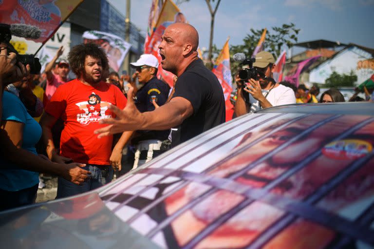 Una discusión entre un simpatizante del presidente Jair Bolsonaro y seguidores de Luiz Inacio Lula da Silva en Sao Gonçalo, estado de Río de Janeiro. (Photo by Andre Borges / AFP)