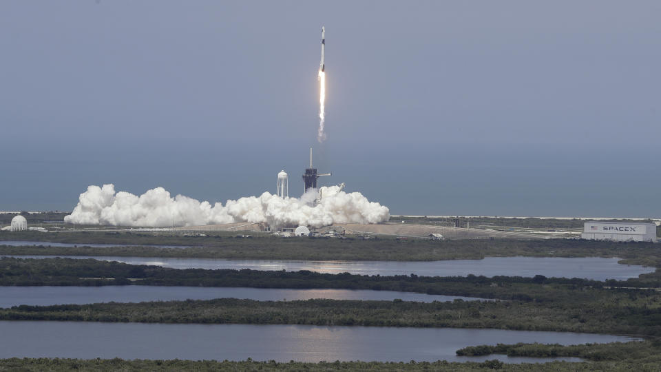 El SpaceX Falcon 9 y la cápsula Crew Dragon, con los astronautas de la NASA Bob Behnken y Doug Hurley a bordo, despegan el sábado 30 de mayo de 2020 en el Centro Espacial Kennedy en Cabo Cañaveral, Florida. (AP Foto/Chris O'Meara)