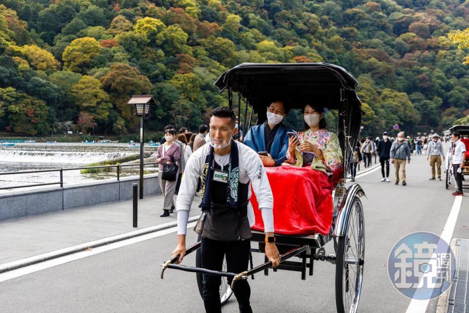 現在嵐山的人力車生意依舊很好，許多日本遊客會特別租借和服拍照留念。