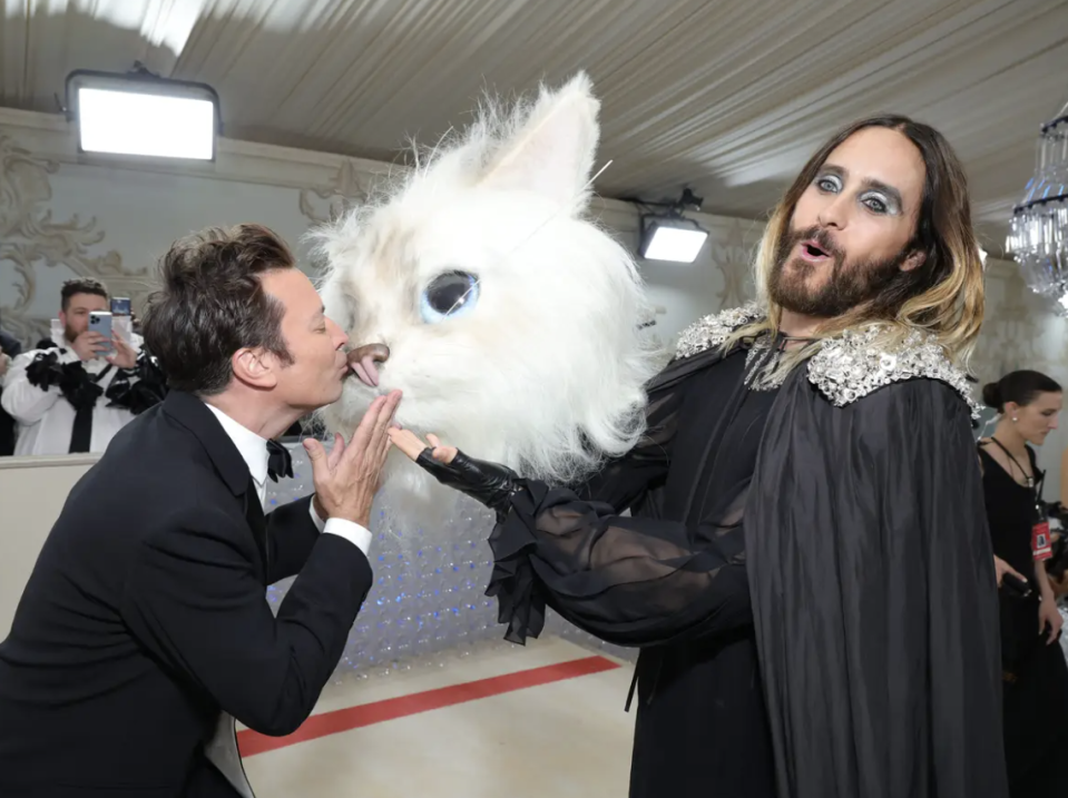 Jimmy Fallon drückte seine Begeisterung mit einem Kuss aus. - Copyright: Kevin Mazur/MG23/Getty Images for The Met Museum/Vogue