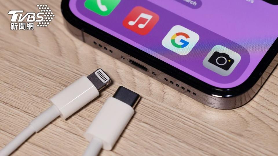 Google在廣告中暗酸蘋果iPhone 15現在才跟上Android手機改用USB-C。（示意圖／shutterstock達志影像）