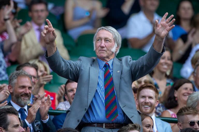 JPR Williams es aplaudido durante una jornada del torneo de tenis de Wimbledon en el año 2018