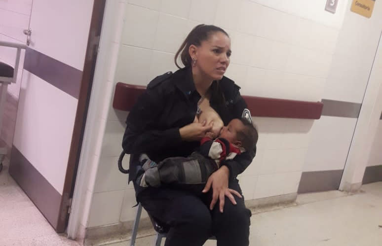 Dieses Foto geht unter die Haut: Eine Polizistin stillt während ihres Einsatzes ein fremdes Baby, weil die Ärzte sich nicht kümmern wollten. (Bild: Facebook/Marcos Heredia)