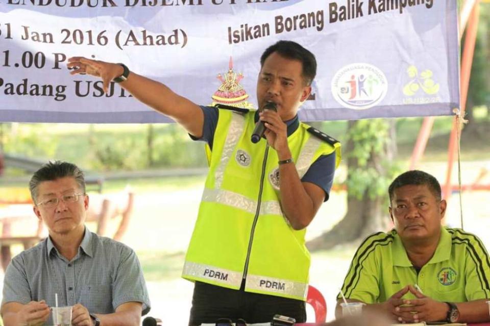 Jasni briefing USJ residents on break-in cases and precautioinary measures during a January 2016 dialogue session on safety issues. ― Picture courtesy of USJ residents