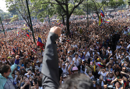 Venezuelan opposition leader Leopoldo Lopez raises his fist to the crowd of supporters in Caracas, Venezuela April 30, 2019. REUTERS/Manaure Quintero