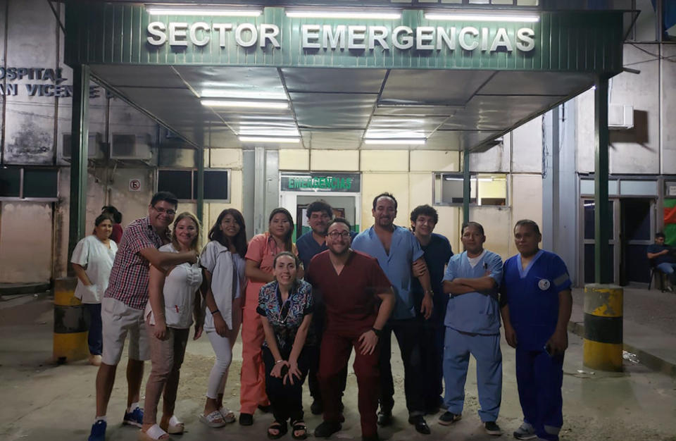 Daniel Gatica con parte del equipo de emergencia del Hospital San Vicente de Paul