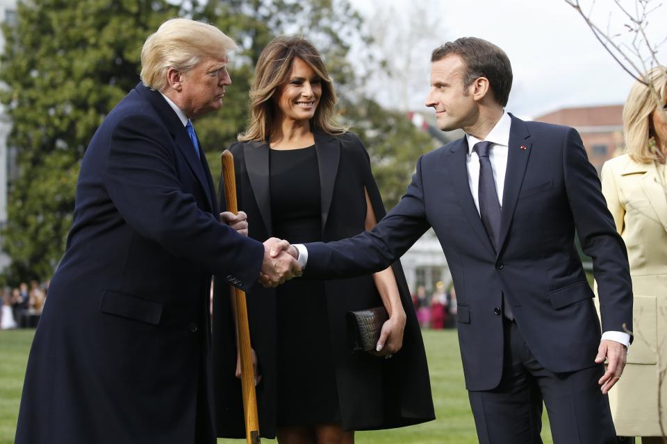 MCX34. WASHINGTON (EE.UU.), 23/04/2018.- El presidente de los Estados Unidos Donald J. Trump (i) felicita a su homólogo de Francia Emmanuel Macron (d) junto a Melania Trump (c) hoy, lunes 23 de abril de 2018, en la luego de plantar un árbol en la Casa Blanca en Washington (EE.UU.). EFE/SHAWN THEW