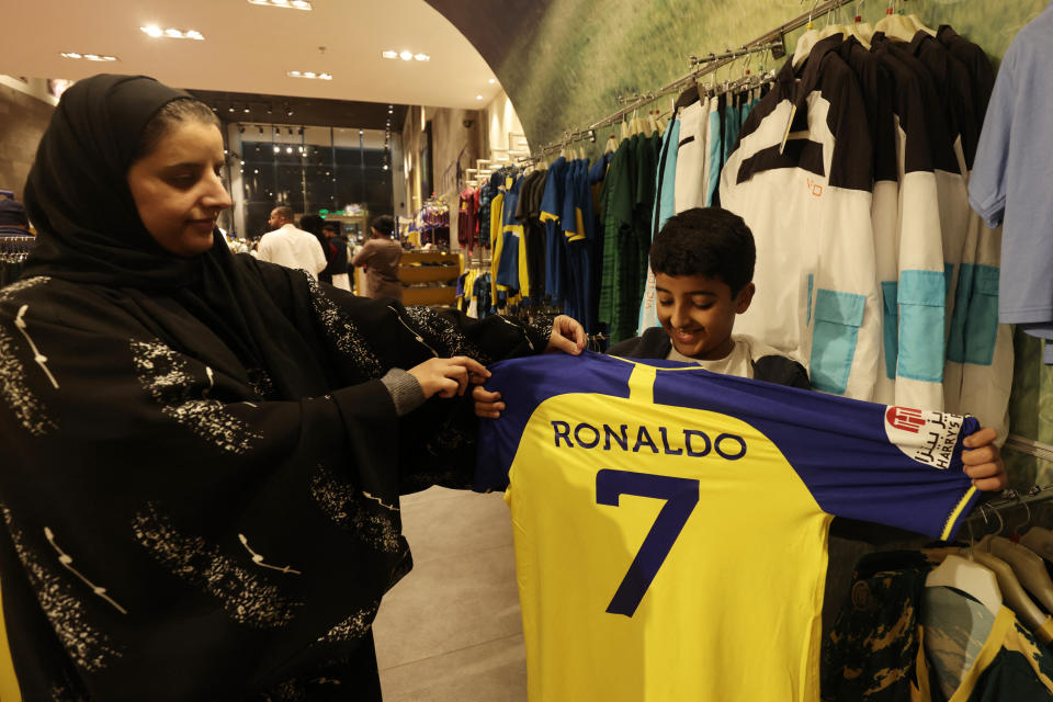 Ronaldo-Trikots finden reißenden Absatz bei den Al-Nassr-Fans. (Bild: REUTERS/Ahmed Yosri)