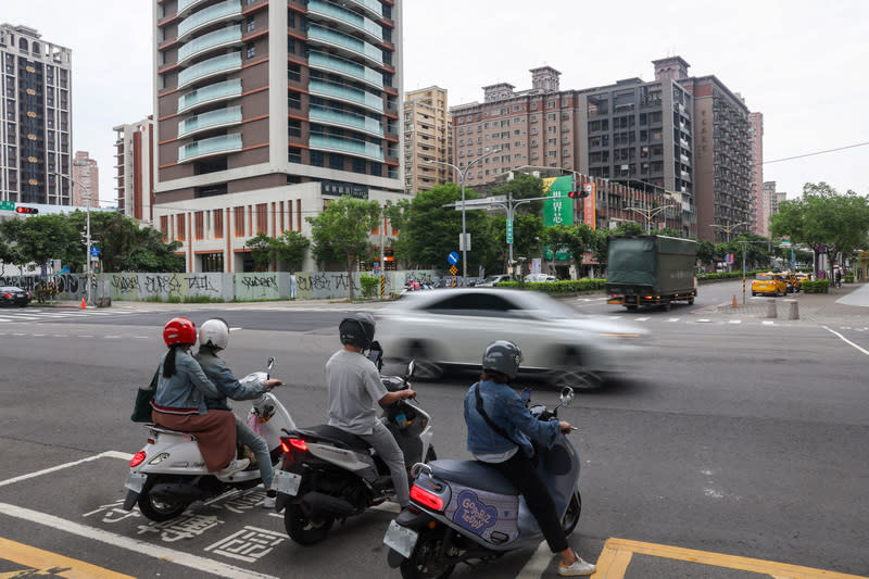 新北將增27處路口科技執法（2） 新北市將在易肇事及易違規路口增設27處科技執法， 7月1日啟用，以不停讓行人與闖紅燈為取締違規重 點。圖為今年1月至4月，科技執法違規前3名路口之 一的三重區疏洪東路與捷運路口。 中央社記者吳家昇攝  113年6月4日 