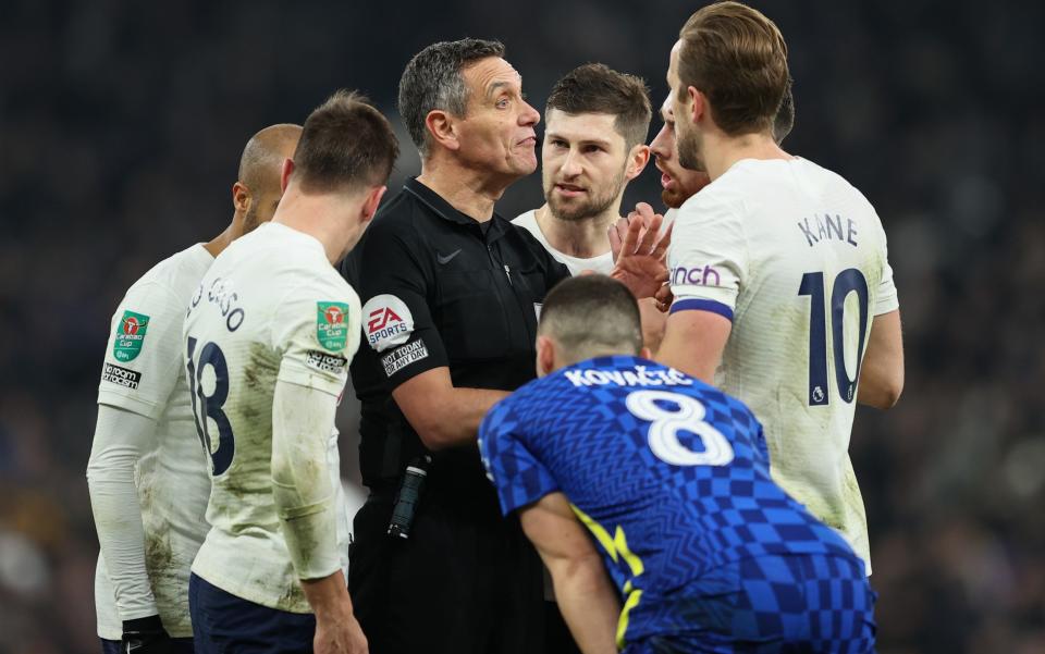 Harry Kane complains to the referee after Var's intervention - GETTY IMAGES