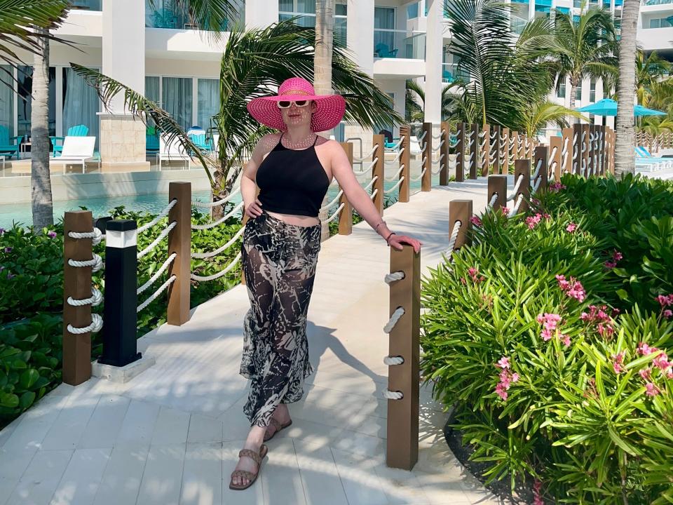 simone posing in a big sun hat at margaritaville cancun resort