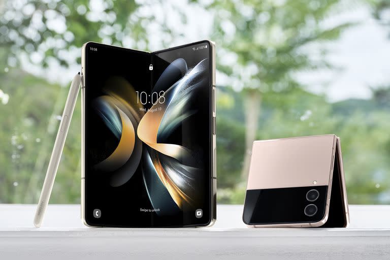 Un Galaxy Z Fold4, abierto, junto a un Galaxy Z Flip4 cerrado