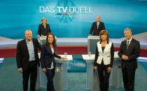 <p>Drei seriöse Polit-Journalisten versammelten sich 2013 zum großen TV-Duell der Kanzlerkandidaten Angela Merkel und Per Steinbrück: Die Runde Anne Will (vorne, zweite von links), Maybrit Illner (vorne, zweite von rechts) und Peter Kloeppel (vorne rechts) wurde ausgerechnet ergänzt durch einen schrillen TV-Unterhalter, Stefan Raab! (Bild: Thomas Imo/Photothek via Getty Images)</p> 