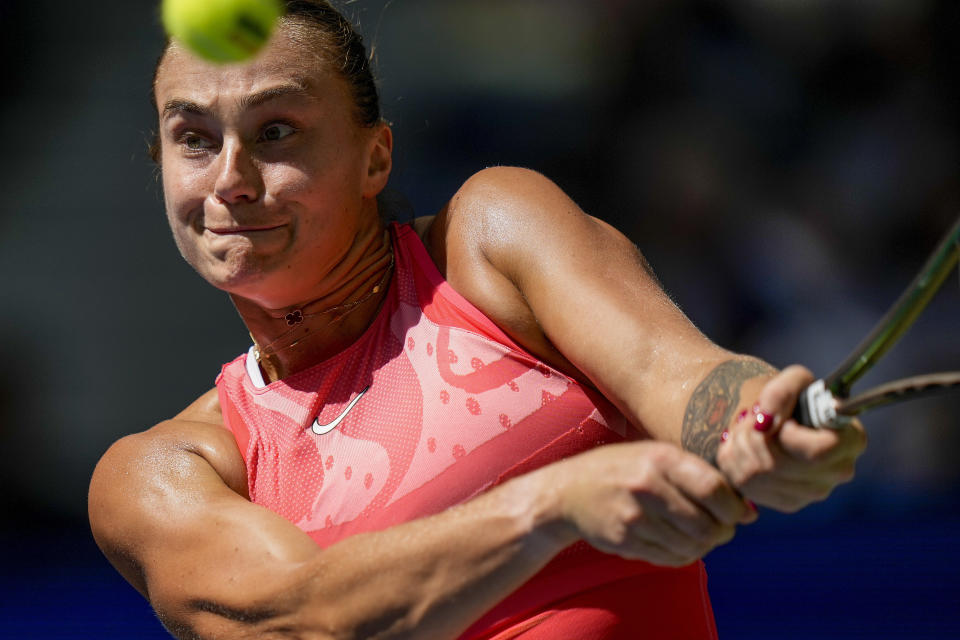 La bielorrusa Aryna Sabalenka devuelve ante la china Zheng Qinwen en los cuartos de final del US Open, el miércoles 6 de septiembre de 2023, en Nueva York. (AP Foto/Seth Wenig)