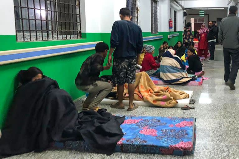 Sobrevivientes en un pasillo del hospital del distrito de Jajarkot después del terremoto 