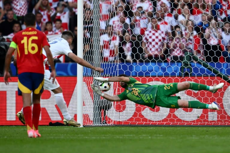 El arquero de España Unai Simón detiene un penal al croata Bruno Petkovic durante el partido del grupo B de la Eurocopa-2024, España-Croacia, en el Olympiastadion de Berlín, el 15 de junio de 2024 (Christophe SIMON)