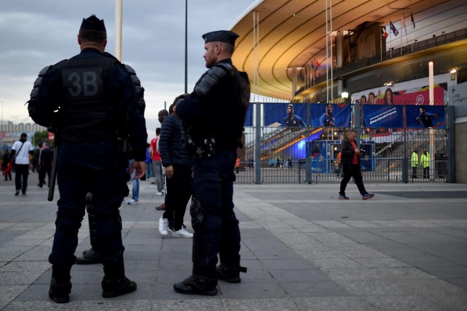 Pour ce match qui pourrait être tendu en raison de la situation politico-militaire de la Turquie et au vu du nombre important de supporters turcs, le dispositif de sécurité a été renforcé, avec 600 policiers affectés au Stade de France, au lieu des 400 habituels. Il y aura 1400 stadiers, c'est 300 de plus qu'à l'habitude. (crédit AFP)