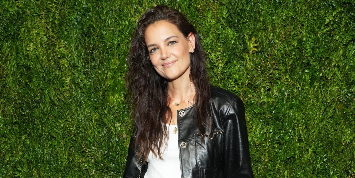 Katie Holmes adds a fancy touch to her casual outfit with Chanel bag and  slicked back wet hair