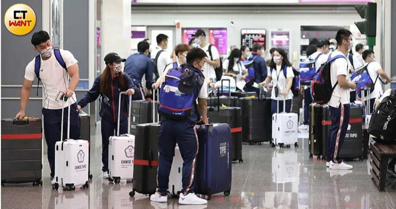 東奧台灣代表團搭乘包機前往日本。（圖／王永泰攝影）