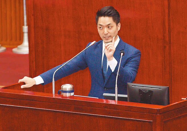 台北市長蔣萬安14日到議會備詢，議員劉耀仁數度提及蔣「當選靠阿公，市政不用功」，蔣則爆氣回應，他是選民一票一票選出來的，請議員尊重選民智慧。（張鎧乙攝）