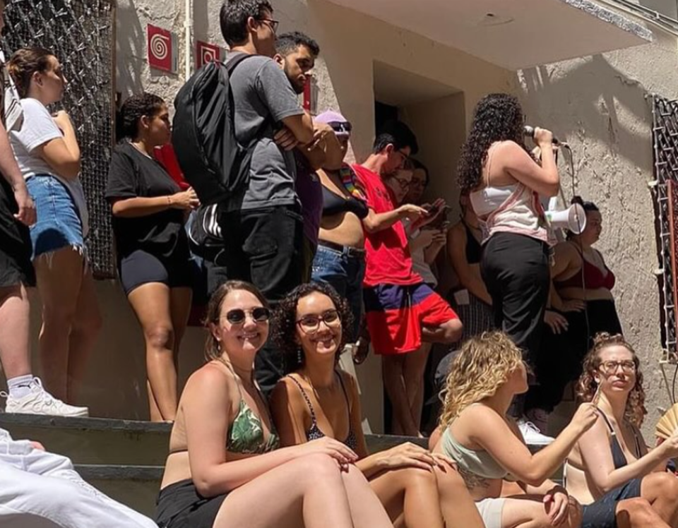 巴西里約熱內盧熱浪來襲，體感溫度高達62.3度，大學生穿比基尼坐在路邊抗議教室沒冷氣。（翻攝自IG@spottedpucsp）