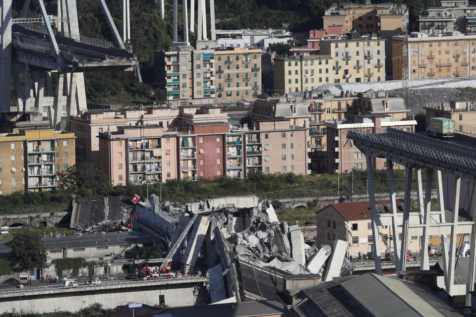 Esta fotografía muestra el puente Morandi luego de que una sección colapsó en la ciudad de Génova, en el norte de Italia, el martes 14 de agosto de 2018. (AP Foto/Antonio Calanni)
