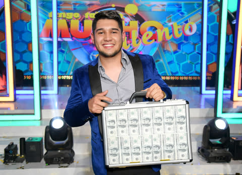 Ganador del Concurso de Talento de EstrellaTV «Tengo Talento, Mucho Talento» Corona a Raúl Beltrán – Cantante regional mexicano de Sinaloa, MX y Fresno, California – Ganador de la Temporada 26