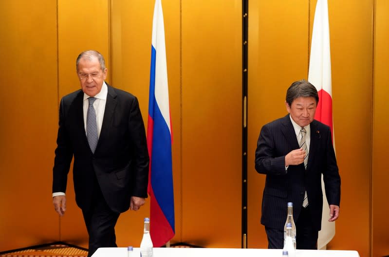 El ministro de Relaciones Exteriores de Japón, Toshimitsu Motegi, y el ministro de Relaciones Exteriores de Rusia, Sergei Lavrov, se dirigen hacia sus asientos al inicio de una reunión bilateral que se celebrará en Nagoya, Japón, el 22 de noviembre de 2019, antes de la reunión de los ministros de Relaciones Exteriores del G20 en Aichi-Nagoya