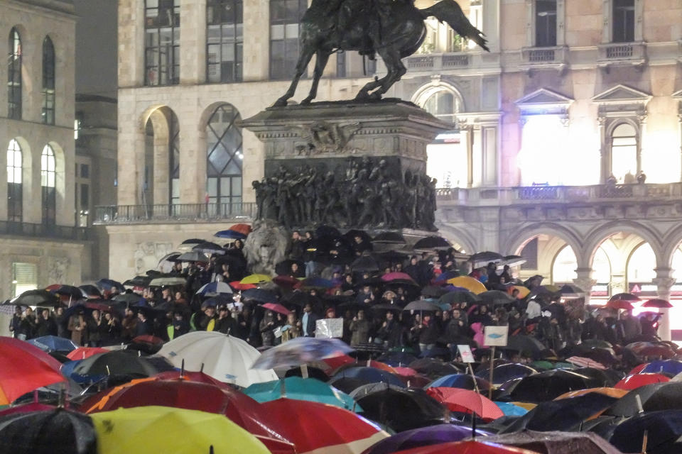 25mila sotto la pioggia per dire "Milano non si lega". Le Sardine nuotano e si prendono piazza Duomo. Roberto Saviano: "Una piazza non contro, ma per i diritti". Mattia Santori, fondatore del movimento: "Restiamo lontani dalla politica ma saremo sempre più nelle piazze".