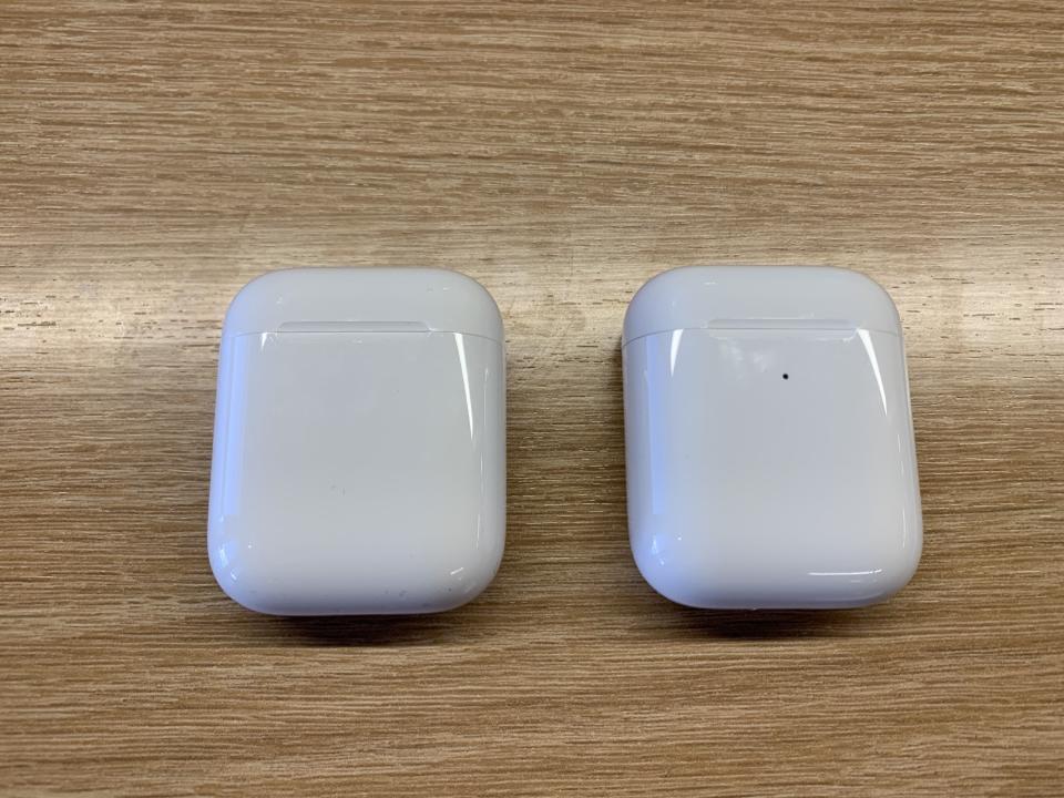 The only visible differences between the standard case and the wireless charging case is the single light on the outside. (Image: Apple)