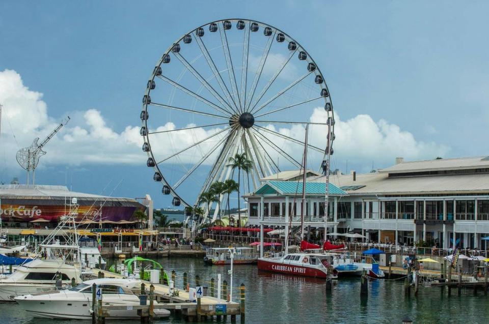 Esta es una vista de la noria de observación Skyviews Miami en Bayside Marketplace, una atracción popular entre turistas y lugareños en el downtown de Miami.