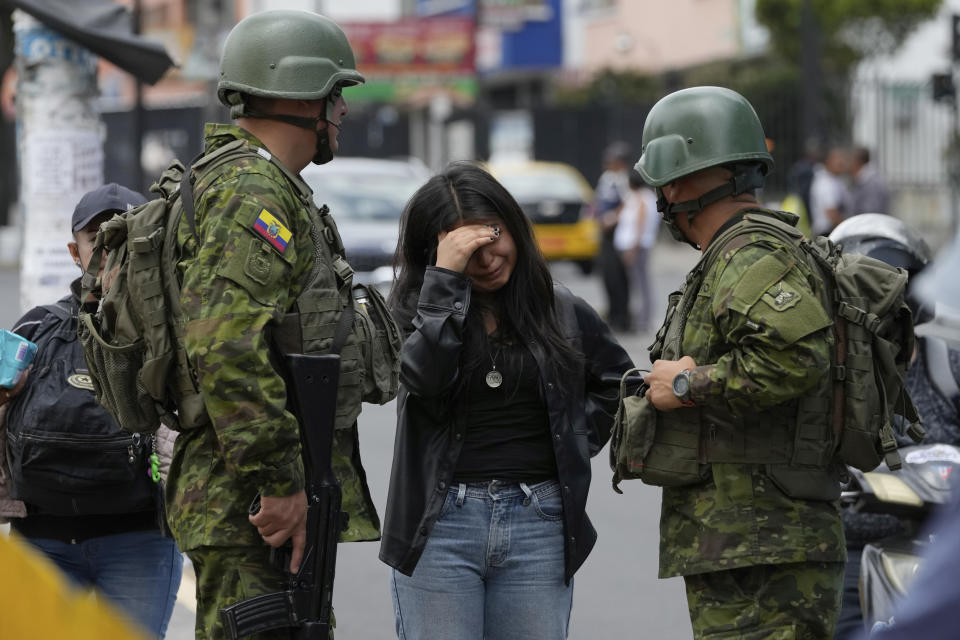 ARCHIVO - Una mujer reporta un robo a soldados que patrullan el vecindario de Carapungo en Quito, Ecuador, el 18 de abril de 2024. Los ecuatorianos acuden a las urnas el domingo 21 de abril de 2024 en un referendo presentado por Noboa como una forma de perseguir a las pandillas criminales responsables de una espiral de violencia. (AP Foto/Dolores Ochoa, Archivo)