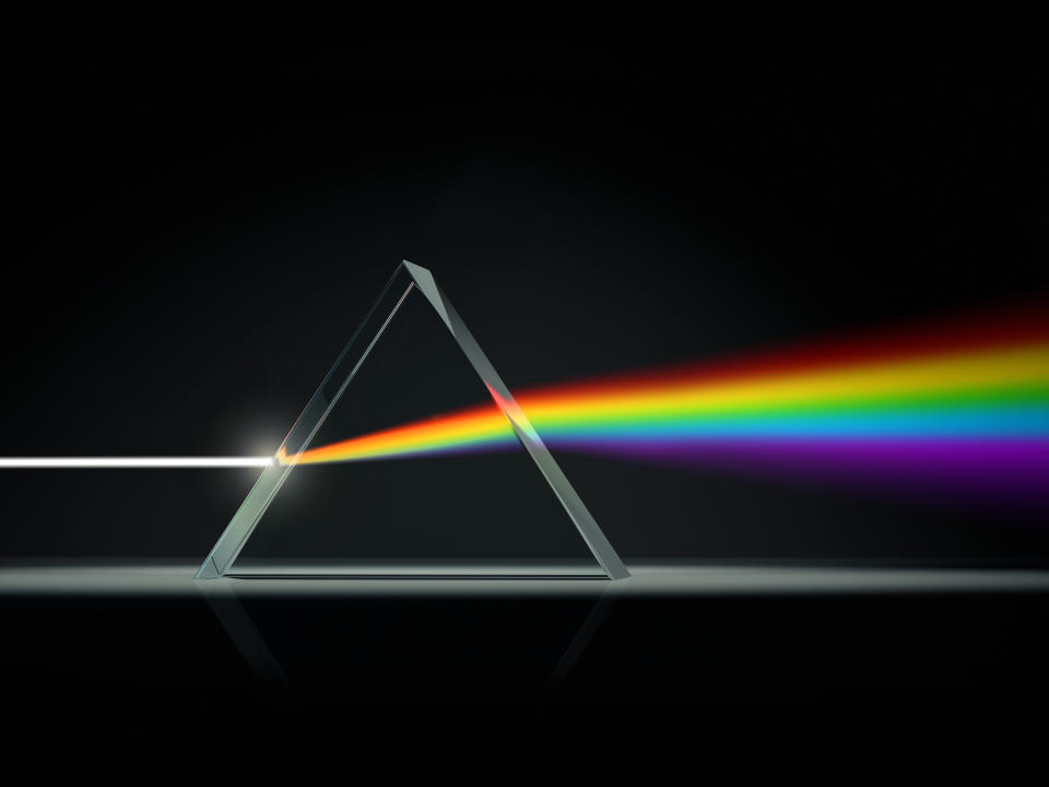 Newton descubrió el espectro de la luz blanca haciendo incidir un rayo de luz sobre un prisma de cristal. (Getty Images)